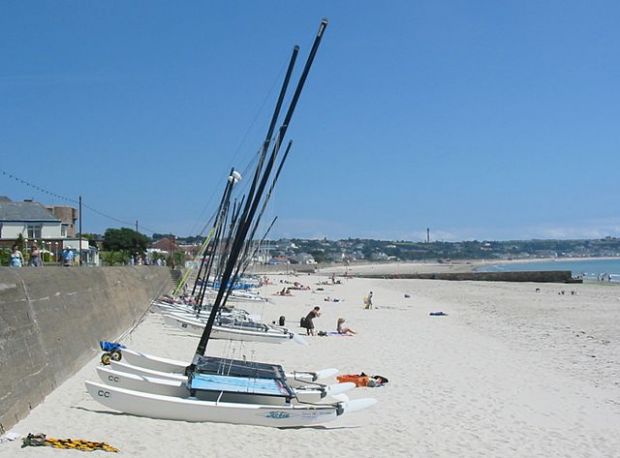 File:Catamarans on the beach at La Haule,