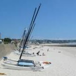File:Catamarans on the beach at La Haule,