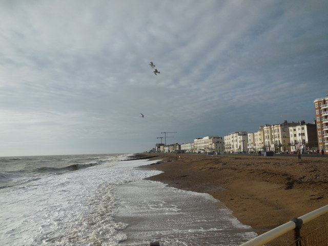 Tides break on Worthing Beach Photo | UK Beach Guide